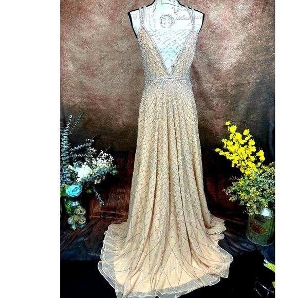 Mac Duggal Sleeveless Gown - Nude Silver - size 0 - Picture 1 of 16